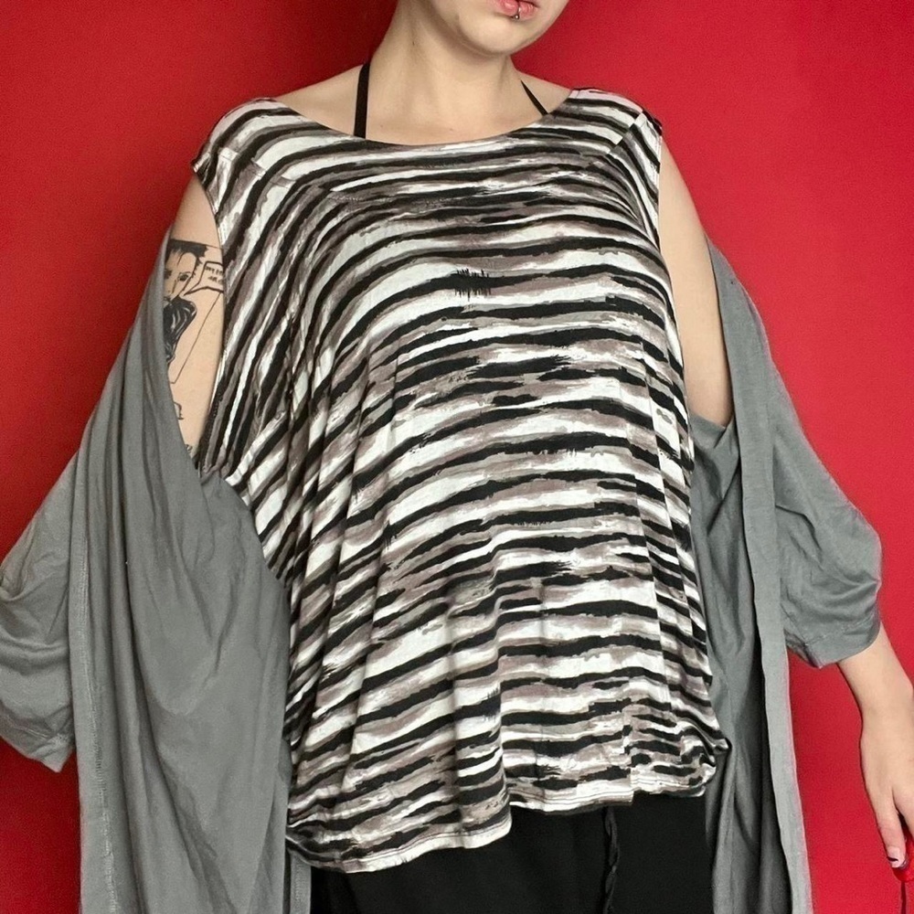 Striped grey shirt with built in cover up 🤍🖤